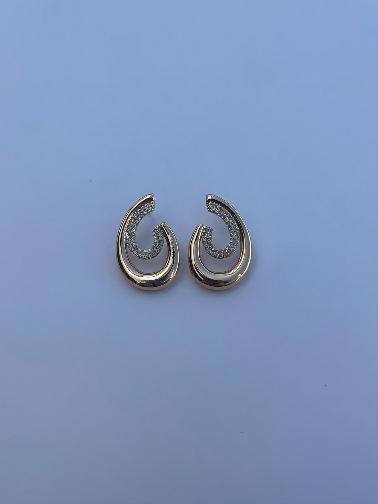 Brinco curvado com Micro Zircônia, banhado a ouro 18k