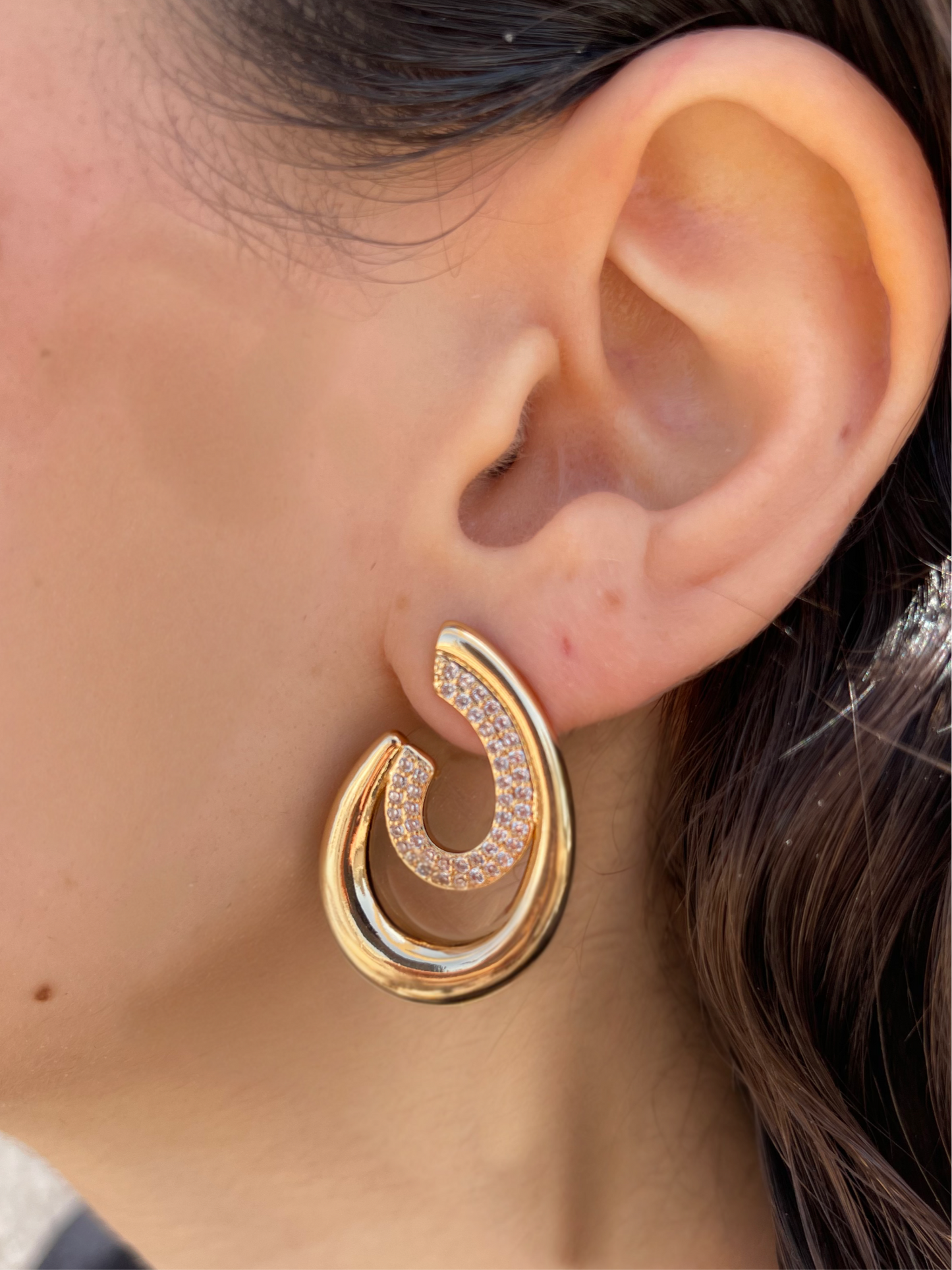 Brinco curvado com Micro Zircônia, banhado a ouro 18k