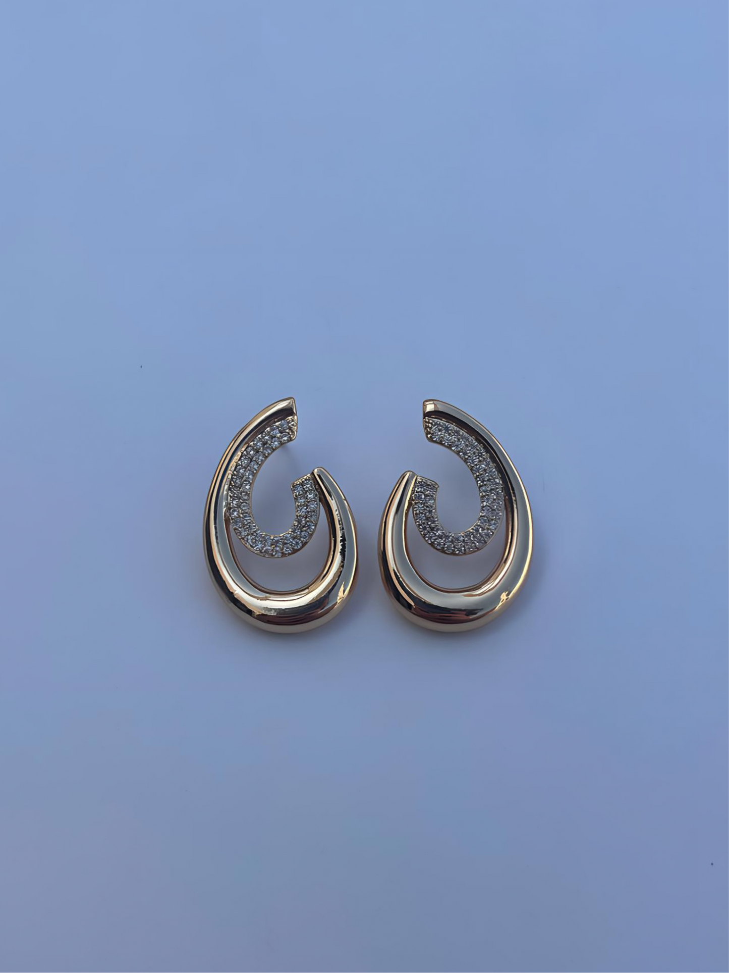 Brinco curvado com Micro Zircônia, banhado a ouro 18k