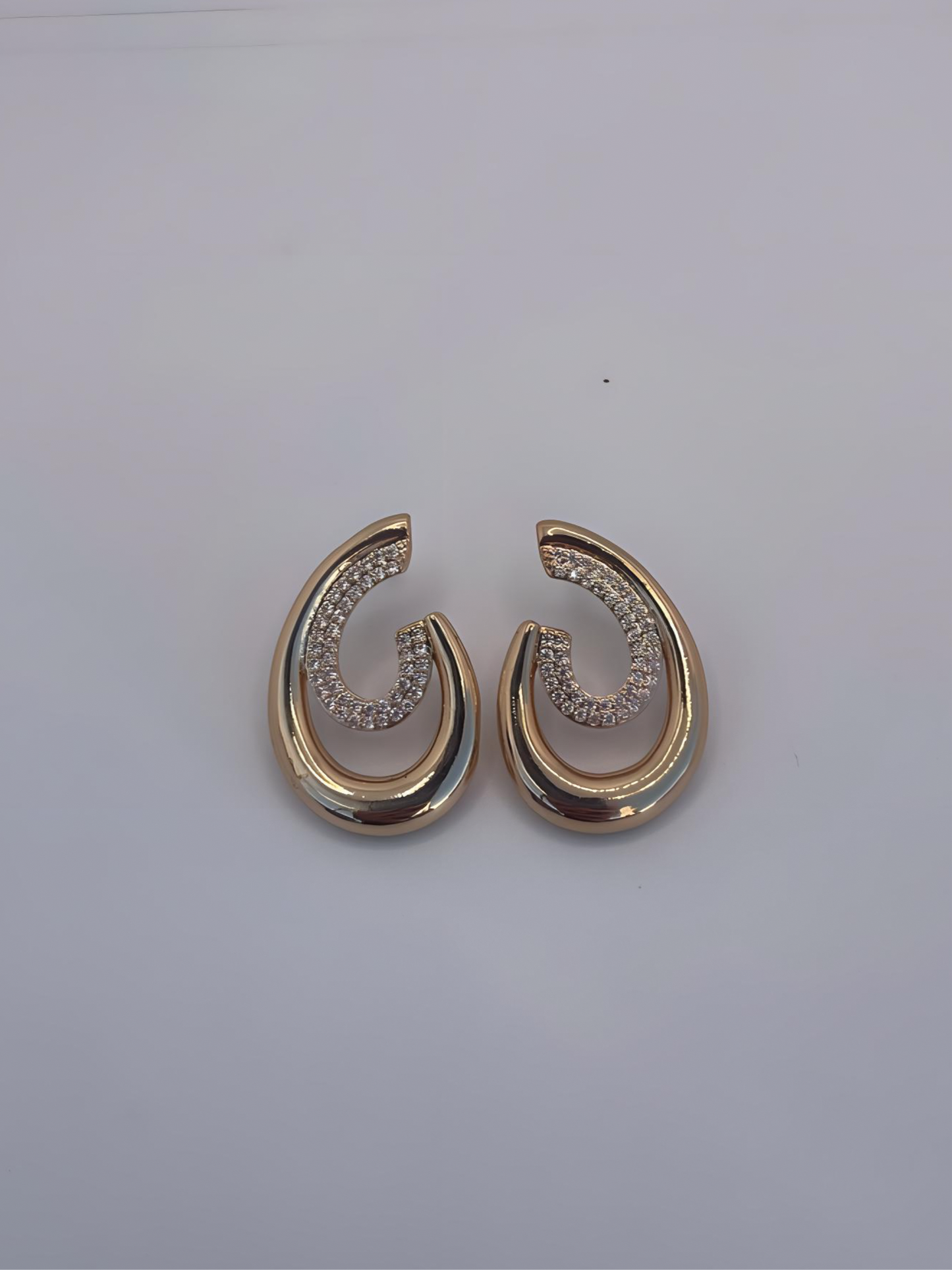 Brinco curvado com Micro Zircônia, banhado a ouro 18k